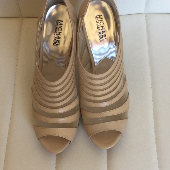 EUC Michael Kors 8.5M Bone/Silver Leather Mesh Open Toe Heels - Picture 10 of 16